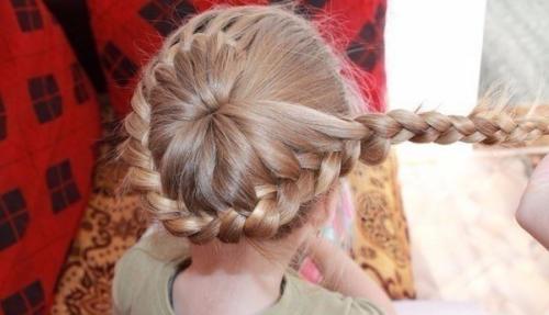 Очень красивая прическа для девочки? 06