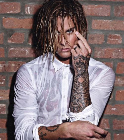 Мелирование мужское. Мужское мелирование: особенности окрашивания и выбор оттенков.