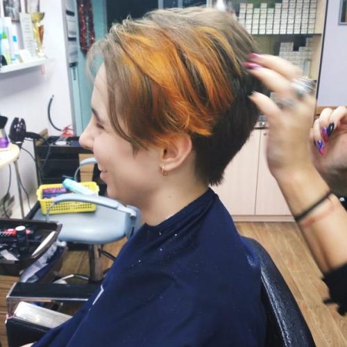 Чтобы кто не говорил, что девушка красивее с роскошными длинными локонами, модная короткая стрижка это мнение ломает. 01