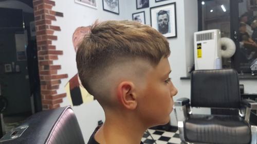 Мужчины, информация для вас: если вы до сих пор в поисках своего мастера по стрижкам, то сообщаю вам отличную новость - можете обращаться ко мне! 08