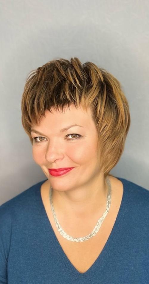 Самый лучший способ изменить своё настроение это поменять свою причёску. 02