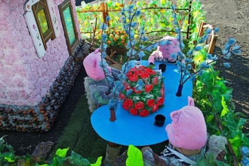 В Норильске на железнодорожном переезде поселились баба яга, три поросенка и серый волк. 01 В Норильске на железнодорожном переезде поселились баба яга, три поросенка и серый волк. 01