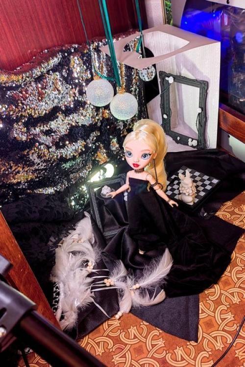 Спасибо судьям за высокие оценки, это задание меня действительно вдохновило решилась изменить дели причёску, чтоб сделать её более формальной. 02