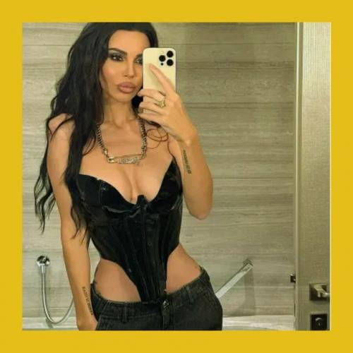 Пока в России нелегко, наши звёзды гуляют по подиумам Парижа. 03