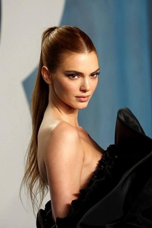 101025: женская прическа, которая становится трендом заграницей. 01