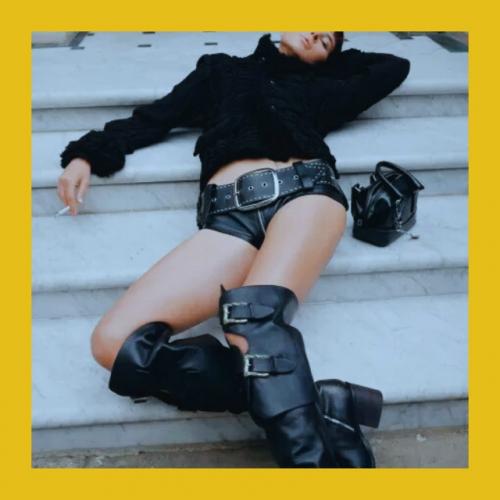 Пока в России нелегко, наши звёзды гуляют по подиумам Парижа. 01