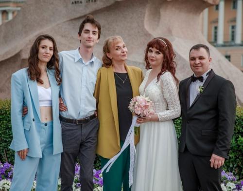 На днях Стася прислала официальные фото со свадьбы - сижу, рассматриваю, вспоминаю. 01