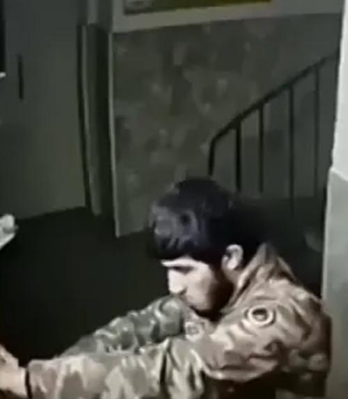 Вместо того чтобы устроиться на работу, он выбрал заниматься этим. 01