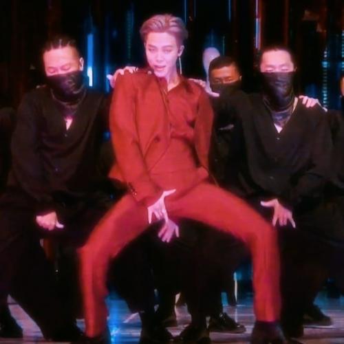 Чимин упирается кончиком языка в щёку и лисьи глаза из стороны в сторону мечет, стараясь скрыть своё ревнивое недовольство. 04 Чимин упирается кончиком языка в щёку и лисьи глаза из стороны в сторону мечет, стараясь скрыть своё ревнивое недовольство. 04