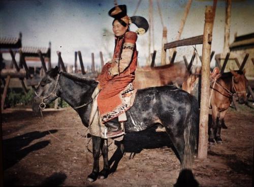 Есть у меня небольшое хобби - рыскать по интернету в поисках архивных фото народов Востока рубежа XIX - XX веков. 01