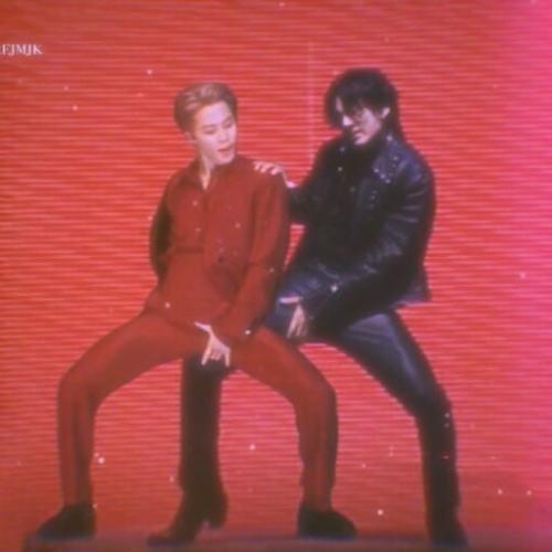 Чимин упирается кончиком языка в щёку и лисьи глаза из стороны в сторону мечет, стараясь скрыть своё ревнивое недовольство. 01 Чимин упирается кончиком языка в щёку и лисьи глаза из стороны в сторону мечет, стараясь скрыть своё ревнивое недовольство. 01