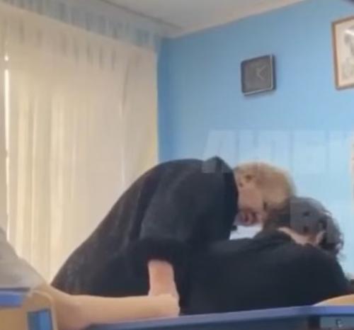 Учительница представляет угрозу для учеников - родители требуют её увольнения. 01