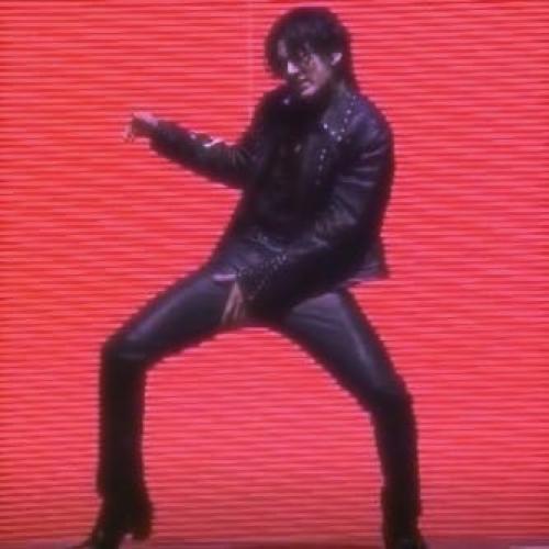 Чимин упирается кончиком языка в щёку и лисьи глаза из стороны в сторону мечет, стараясь скрыть своё ревнивое недовольство. 02 Чимин упирается кончиком языка в щёку и лисьи глаза из стороны в сторону мечет, стараясь скрыть своё ревнивое недовольство. 02