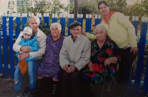 На фото слева, сделанном в 1973 году, - мои дедушка Саша и бабушка Вера, мой папа справа с битловской прической и его младший брат - мой крестный. 01