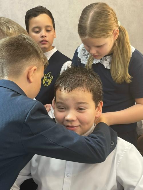 Стрижка, укладка, завивка: четвероклассники примерили на себя роль парикмахеров. 03