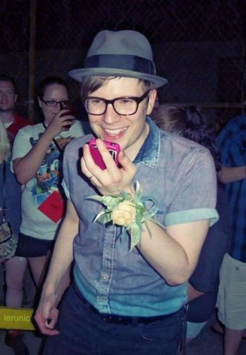 - на этом фото Патрик разговаривает по телефону с моим другом. 01