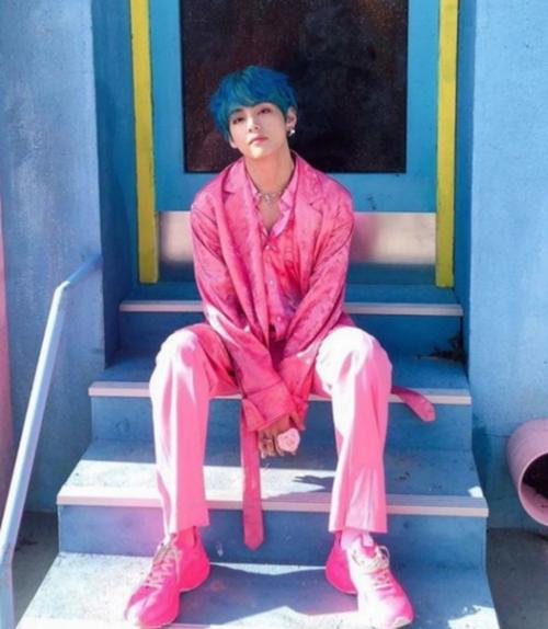 Гонконгского певца обвинили в плагиате стиля Ви из BTS. 01