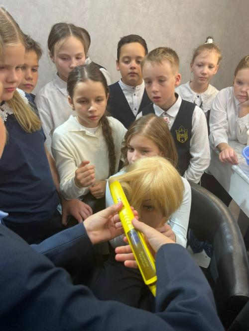 Стрижка, укладка, завивка: четвероклассники примерили на себя роль парикмахеров. 07