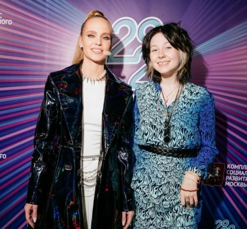 Дочка Глюк'оZы кардинально сменила имидж и стала красоткой. 01 Дочка Глюк'оZы кардинально сменила имидж и стала красоткой. 01