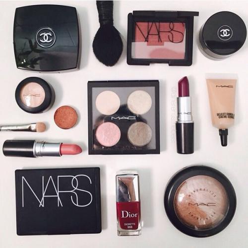 10 средств, которые вы должны выбросить из косметички. 01 10 средств, которые вы должны выбросить из косметички. 01