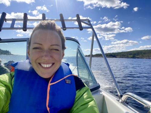 Катер скользит по сверкающей на солнце Ладоге, ветер вовсю занимается модной укладкой моей стрижки. 07