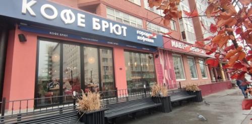 Чудесное начало субботы, модная стрижка от нашего любимого мастера и кедровый латте с тортиком в кофе брют. 04