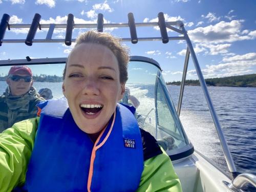 Катер скользит по сверкающей на солнце Ладоге, ветер вовсю занимается модной укладкой моей стрижки. 02