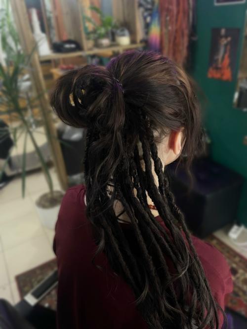 Не всегда нужно заплетать всю голову иногда достаточно добавить несколько акцентов, чтобы образ зазвучал по-новому.

