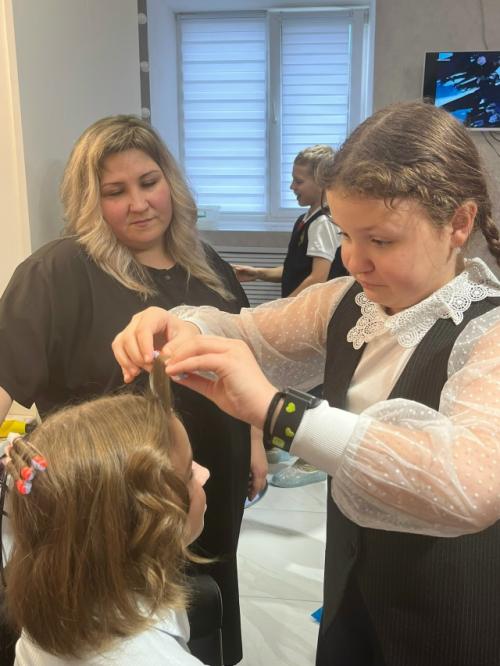 Стрижка, укладка, завивка: четвероклассники примерили на себя роль парикмахеров. 08