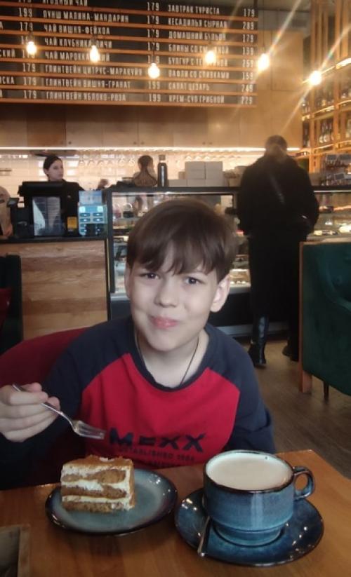 Чудесное начало субботы, модная стрижка от нашего любимого мастера и кедровый латте с тортиком в кофе брют. 01