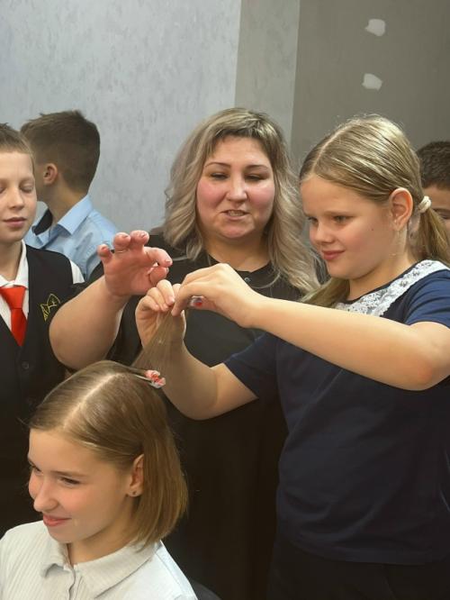 Стрижка, укладка, завивка: четвероклассники примерили на себя роль парикмахеров. 06