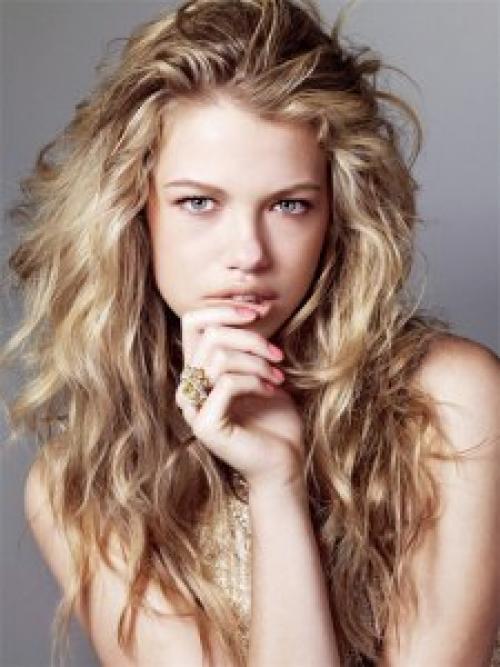 Небрежность и Ветер в Волосах при любой длине вашей причёски укладка не должна выглядеть слишком вычесанной. 02