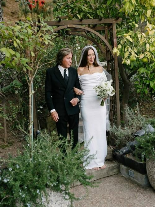 Сводная сестра джиджи и Беллы Алана вышла замуж. 04