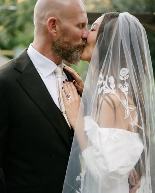 Сводная сестра джиджи и Беллы Алана вышла замуж. 02