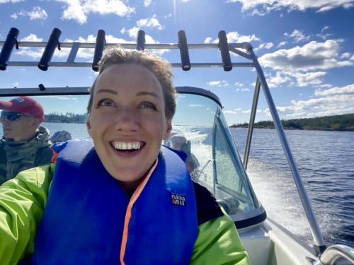 Катер скользит по сверкающей на солнце Ладоге, ветер вовсю занимается модной укладкой моей стрижки. 08