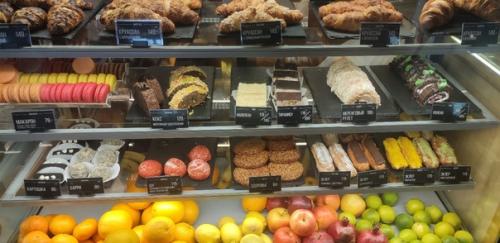 Чудесное начало субботы, модная стрижка от нашего любимого мастера и кедровый латте с тортиком в кофе брют. 03