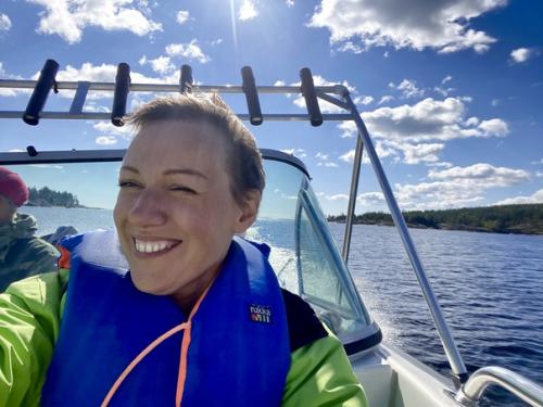 Катер скользит по сверкающей на солнце Ладоге, ветер вовсю занимается модной укладкой моей стрижки. 06