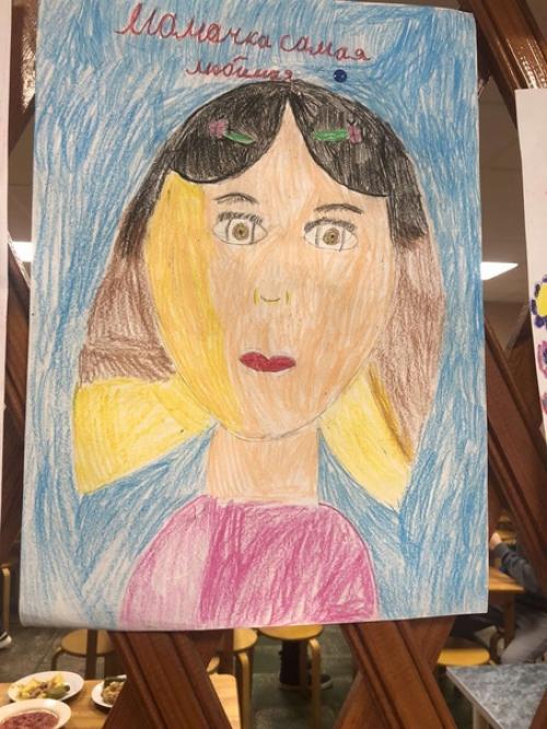 2 Е организовал настоящую школьную выставку портретов своих мам! 04