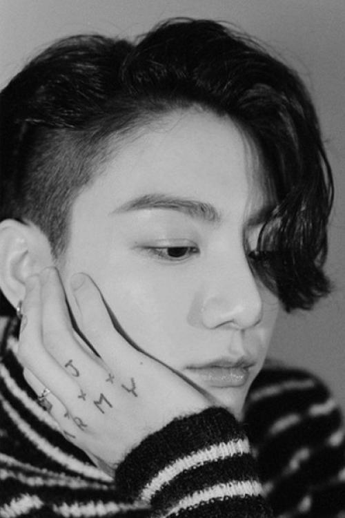 Новые фото чонгука из BTS в журнале Weverse. 05