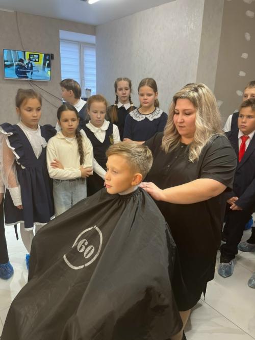Стрижка, укладка, завивка: четвероклассники примерили на себя роль парикмахеров. 01