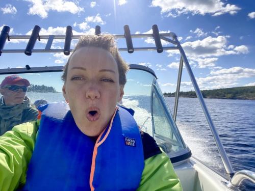 Катер скользит по сверкающей на солнце Ладоге, ветер вовсю занимается модной укладкой моей стрижки. 04