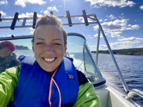 Катер скользит по сверкающей на солнце Ладоге, ветер вовсю занимается модной укладкой моей стрижки. 05