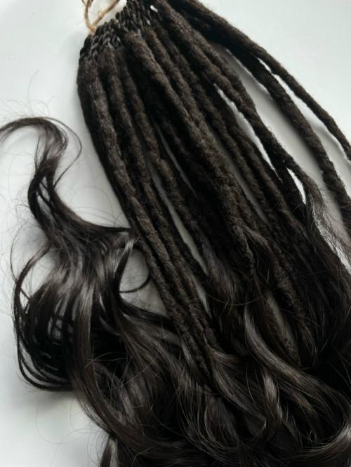 Не всегда нужно заплетать всю голову иногда достаточно добавить несколько акцентов, чтобы образ зазвучал по-новому. 01