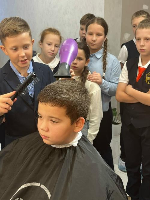 Стрижка, укладка, завивка: четвероклассники примерили на себя роль парикмахеров. 05
