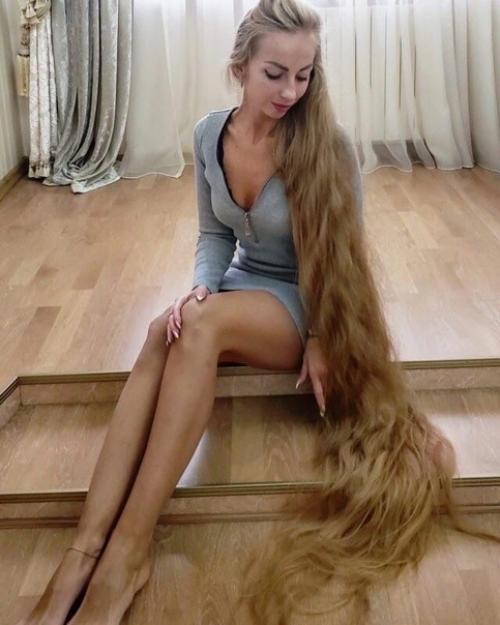 Эта девушка отращивает волосы на протяжении 28 лет. 02