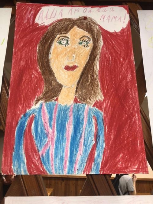 2 Е организовал настоящую школьную выставку портретов своих мам! 01