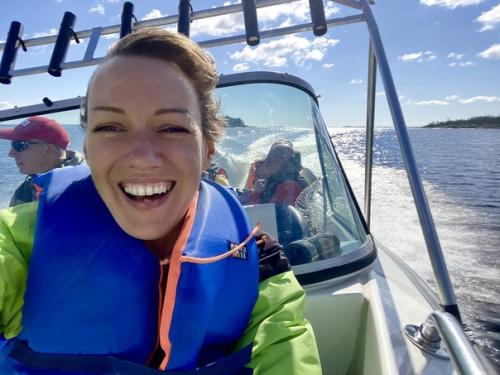 Катер скользит по сверкающей на солнце Ладоге, ветер вовсю занимается модной укладкой моей стрижки. 03