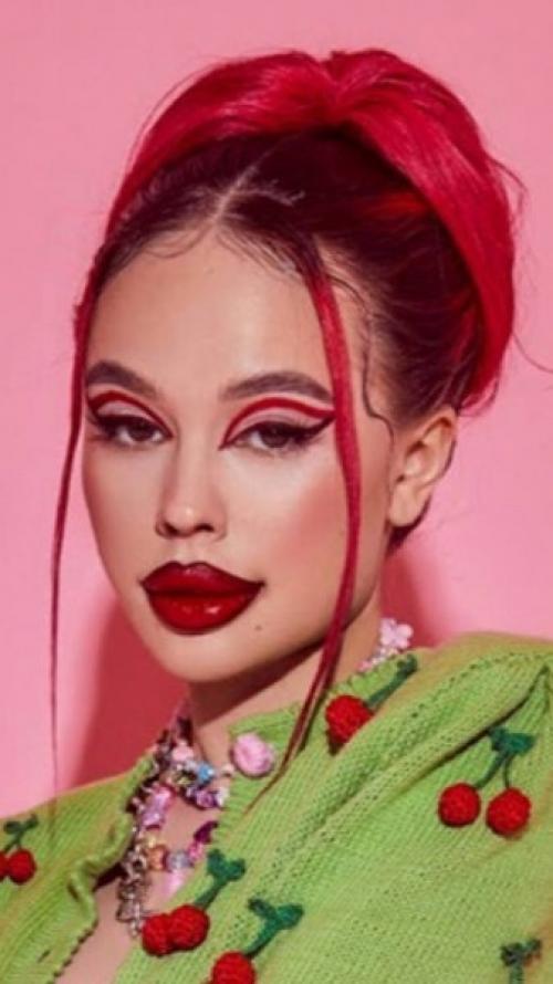 Катя Горина выбирает себе прическу на свадьбу. 02