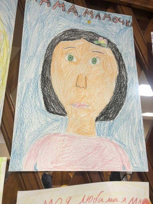 2 Е организовал настоящую школьную выставку портретов своих мам! 02