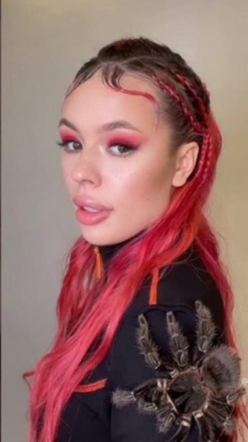 Катя Горина выбирает себе прическу на свадьбу. 01